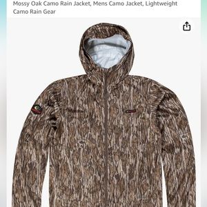 Mossy Oak lightweight rain Jacket. Mens Medium. Worn once.  Pattern Bottomland